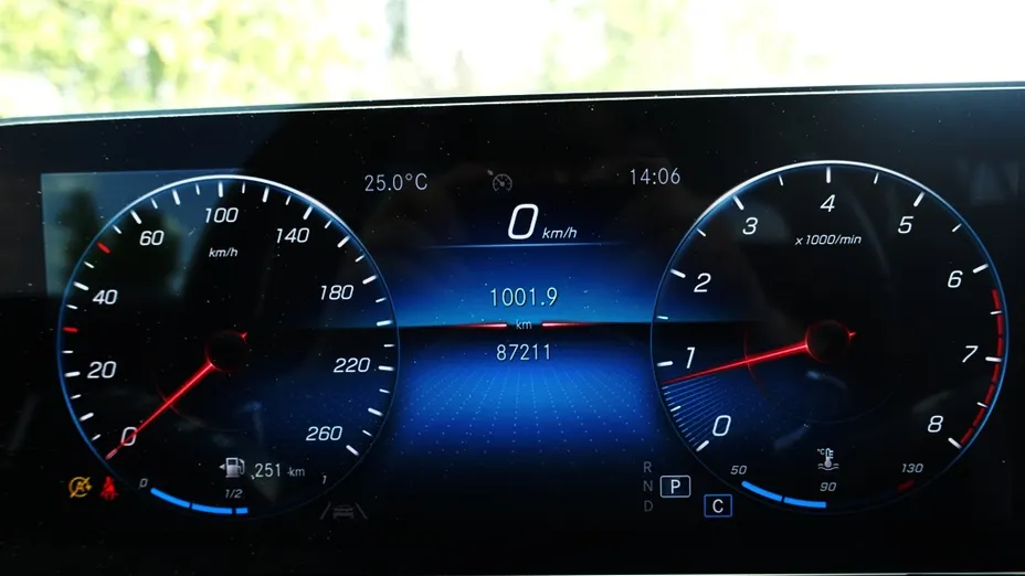 MERCEDES-BENZ GLB GLB 200 AMG Line 7G-DCT