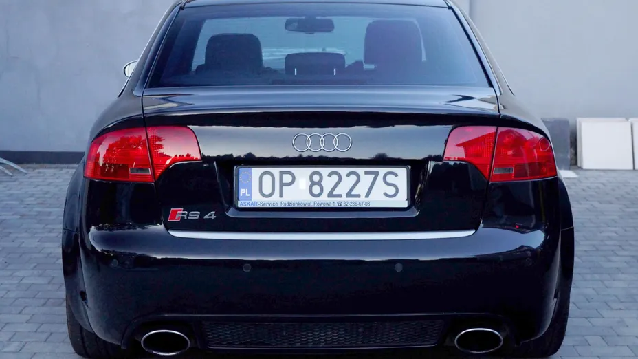 AUDI RS4 -