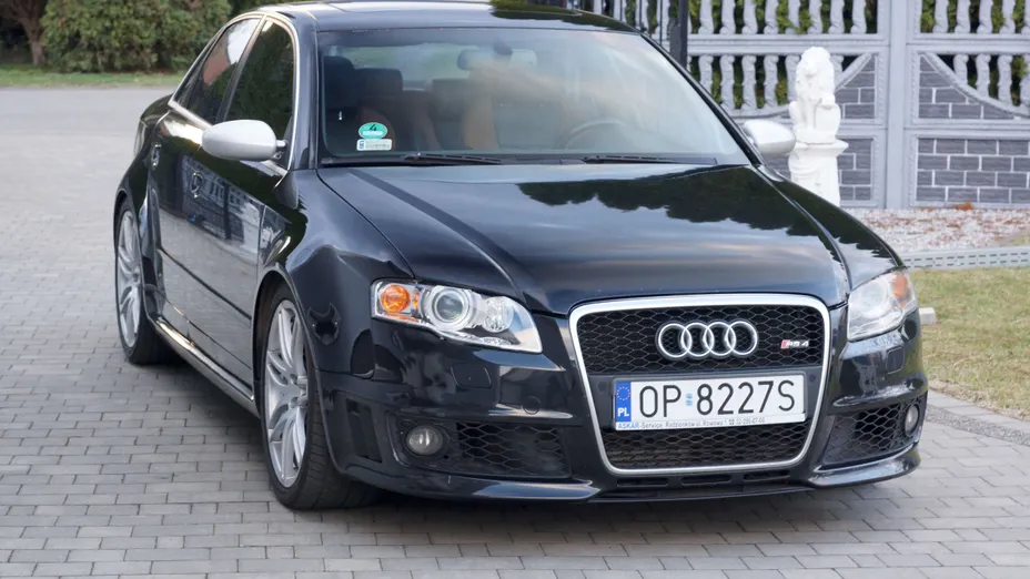AUDI RS4 -