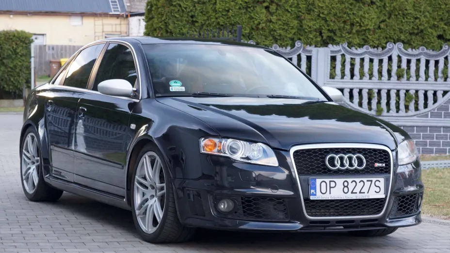 AUDI RS4 -