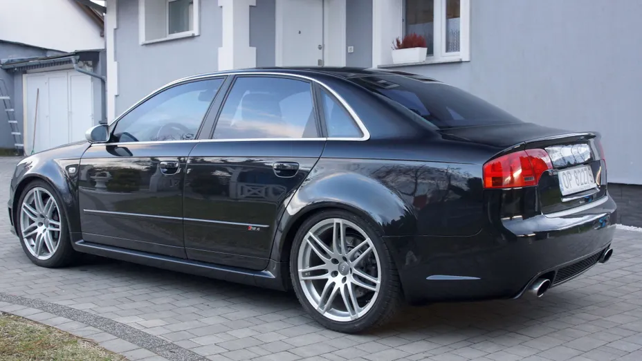 AUDI RS4 -