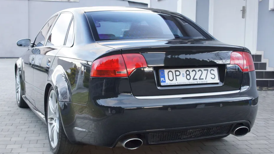 AUDI RS4 -
