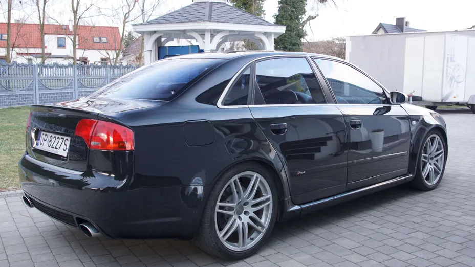 AUDI RS4 -