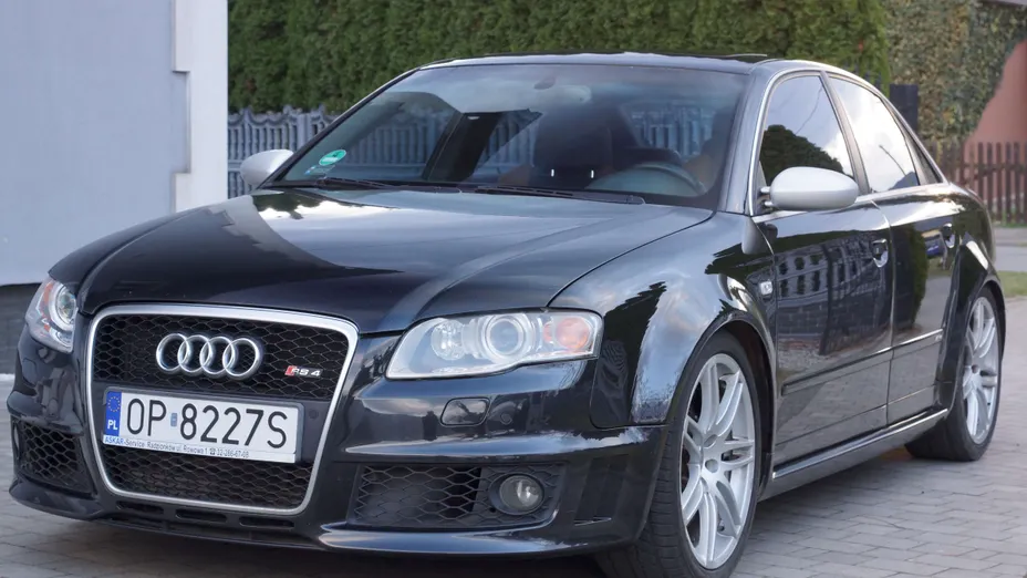 AUDI RS4 -