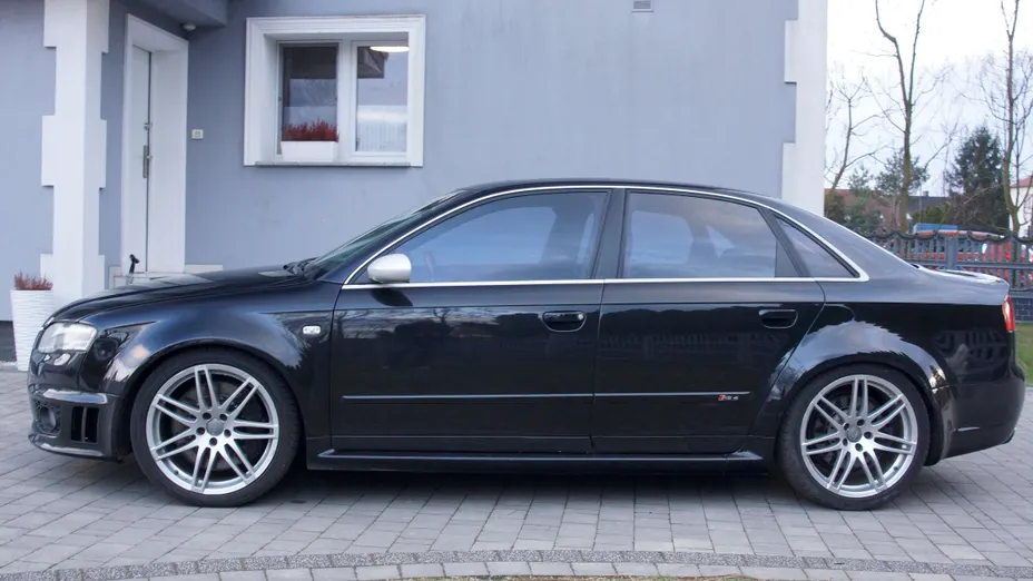 AUDI RS4 -