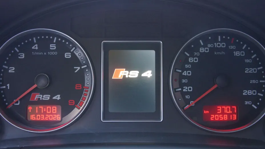 AUDI RS4 -