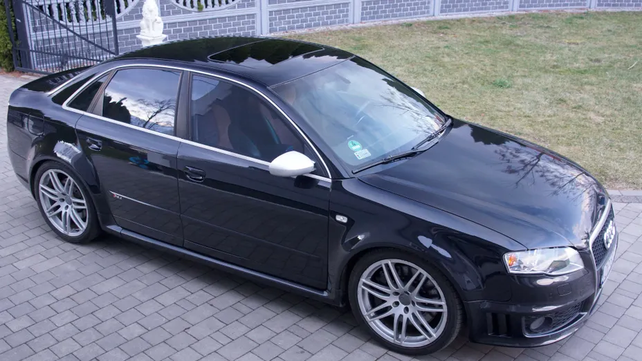 AUDI RS4 -