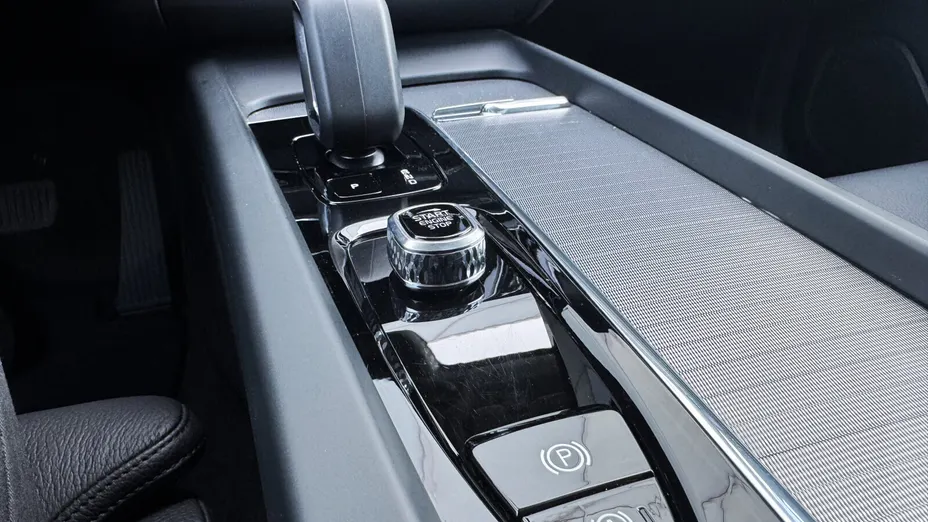 VOLVO XC60 XC60 T6 Plug-In Hybrid AWD Plus Dark aut