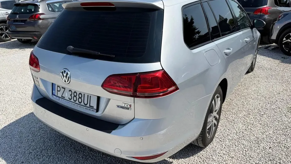 VOLKSWAGEN Golf -