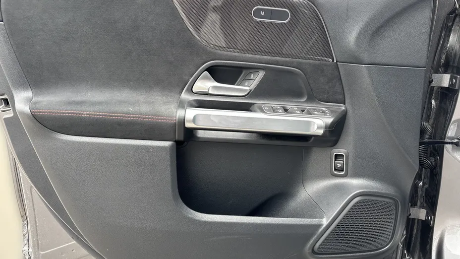 MERCEDES-BENZ GLB GLB 200 mHEV AMG Line 7G-DCT
