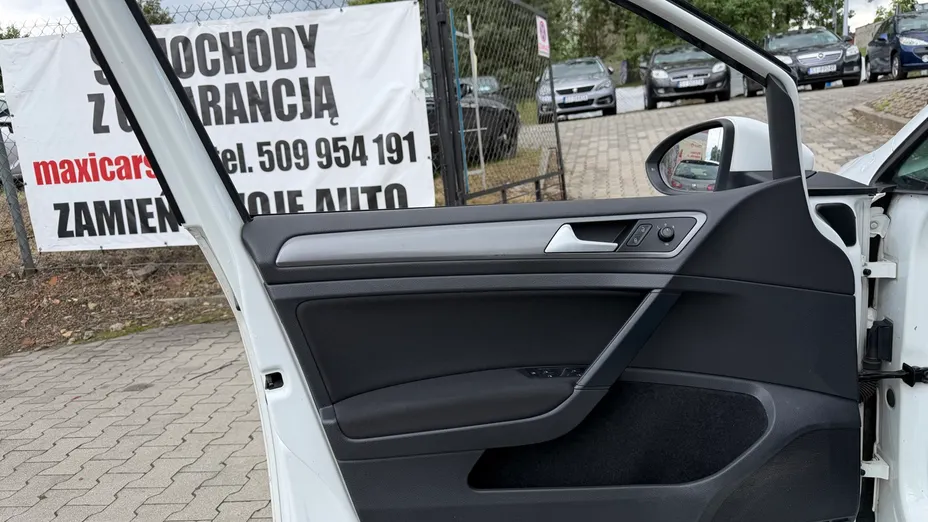 VOLKSWAGEN Golf -