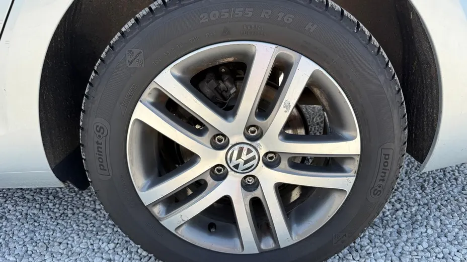 VOLKSWAGEN Golf -