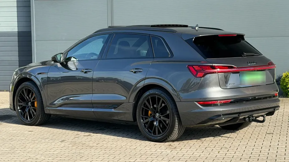 AUDI e-tron -