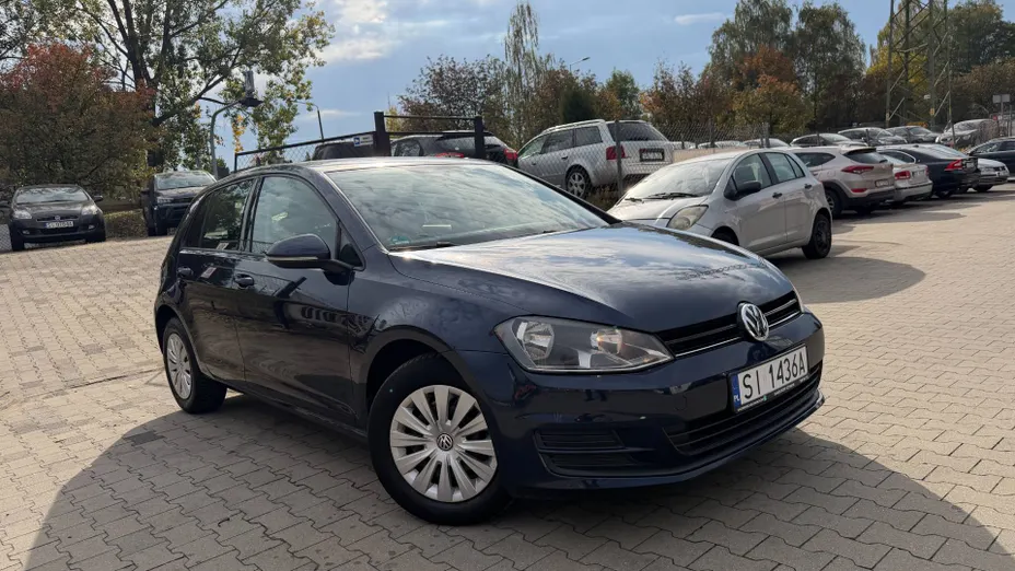 VOLKSWAGEN Golf -