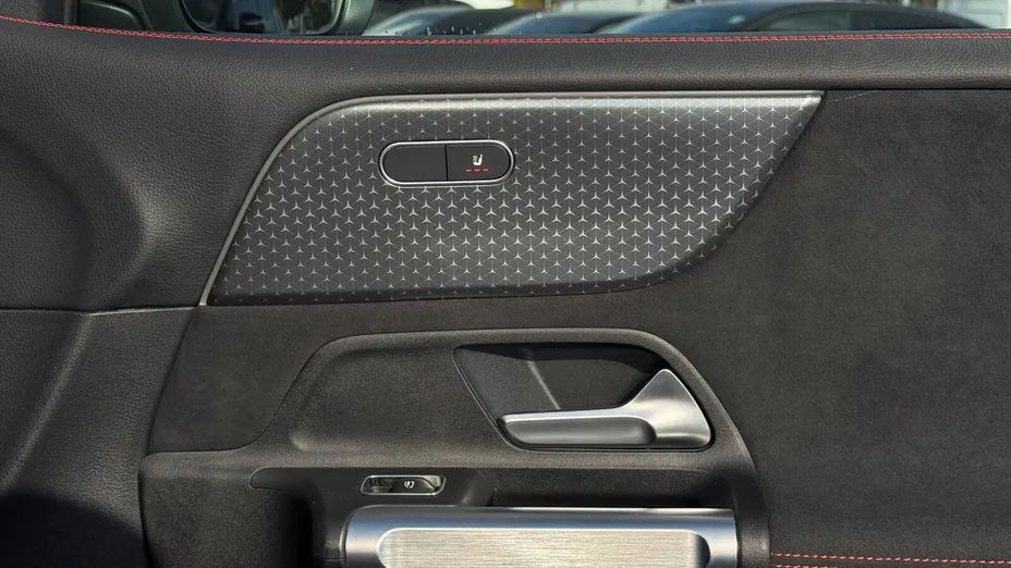 MERCEDES-BENZ GLB GLB 200 AMG Line 7G-DCT