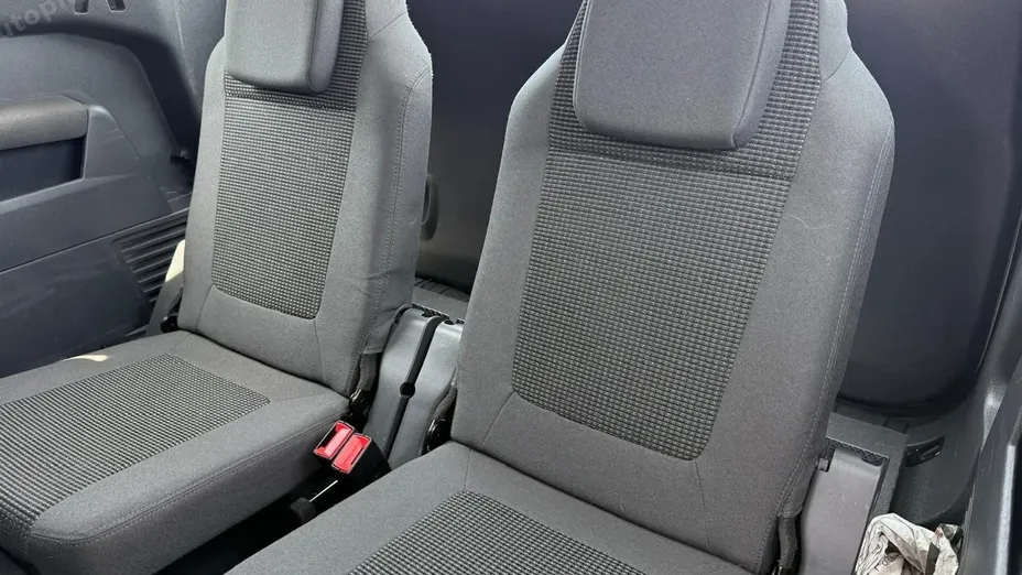 PEUGEOT 5008 -