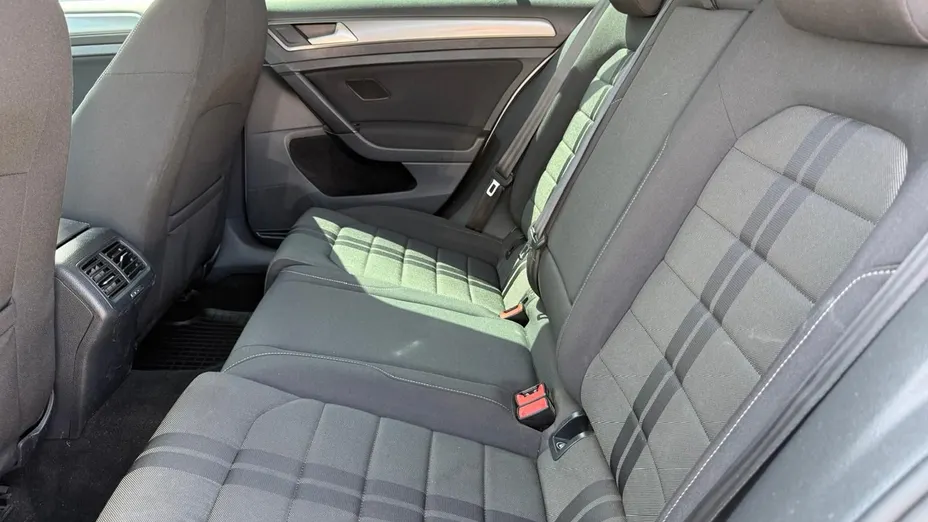 VOLKSWAGEN Golf -
