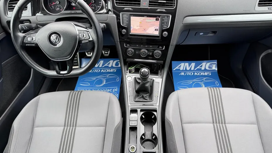 VOLKSWAGEN Golf -