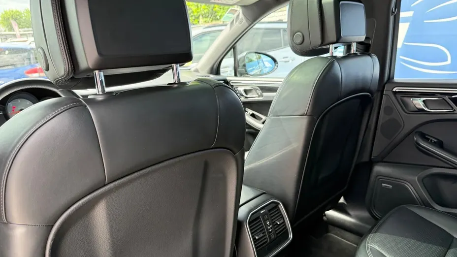 PORSCHE Macan -