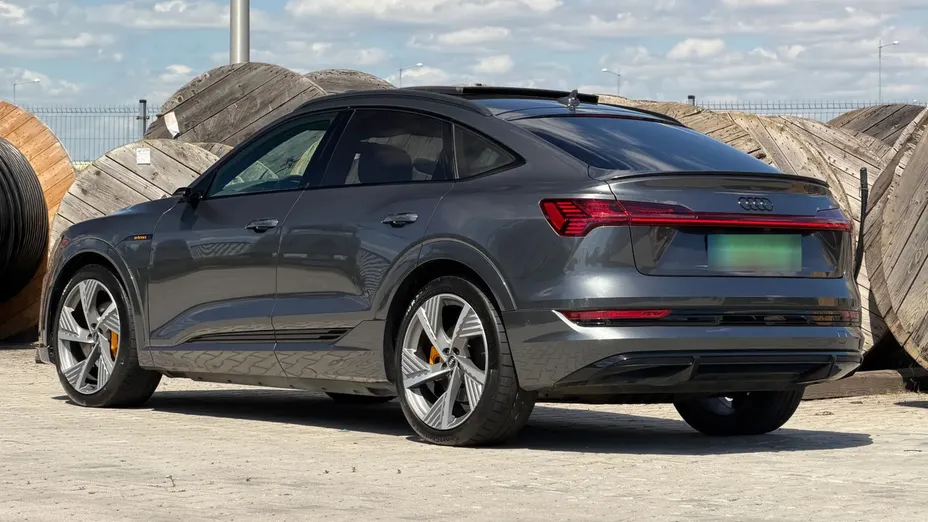 AUDI e-tron -