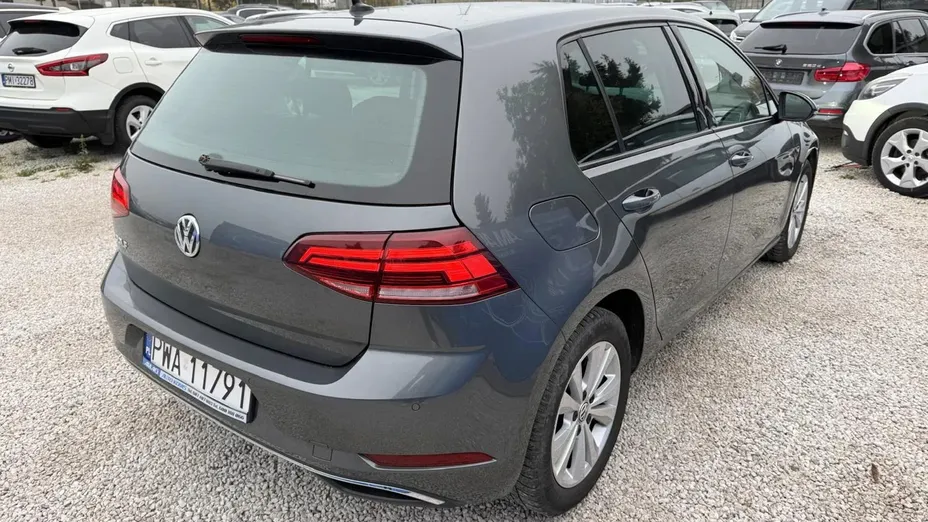 VOLKSWAGEN Golf -