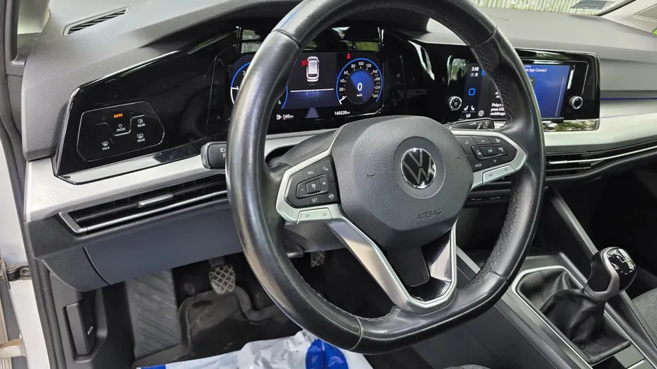 VOLKSWAGEN Golf -