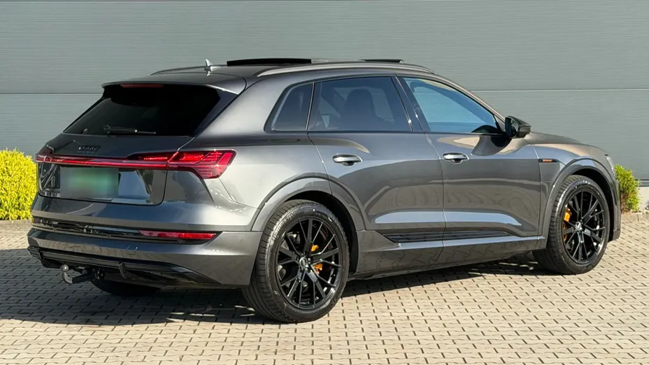 AUDI e-tron -