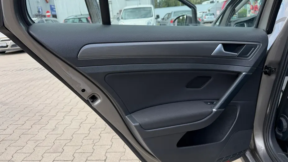 VOLKSWAGEN Golf -