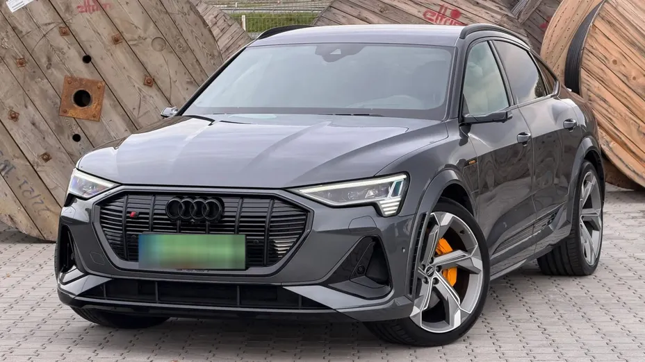AUDI e-tron -