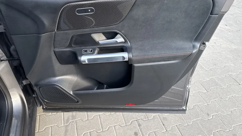 MERCEDES-BENZ GLB GLB 200 mHEV AMG Line 7G-DCT