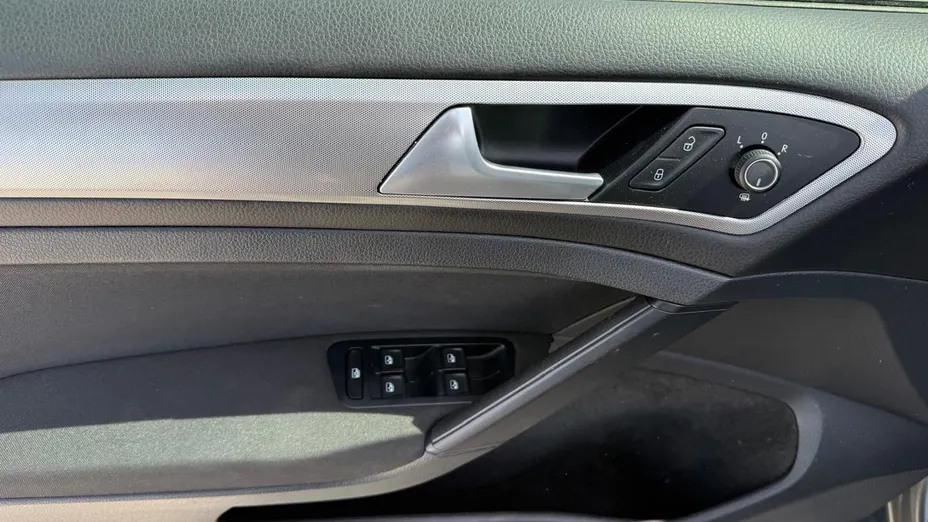 VOLKSWAGEN Golf -
