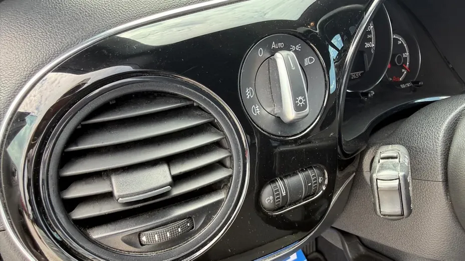 VOLKSWAGEN Beetle -