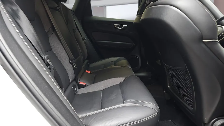 VOLVO XC60 XC60 B4 D AWD R-Design aut