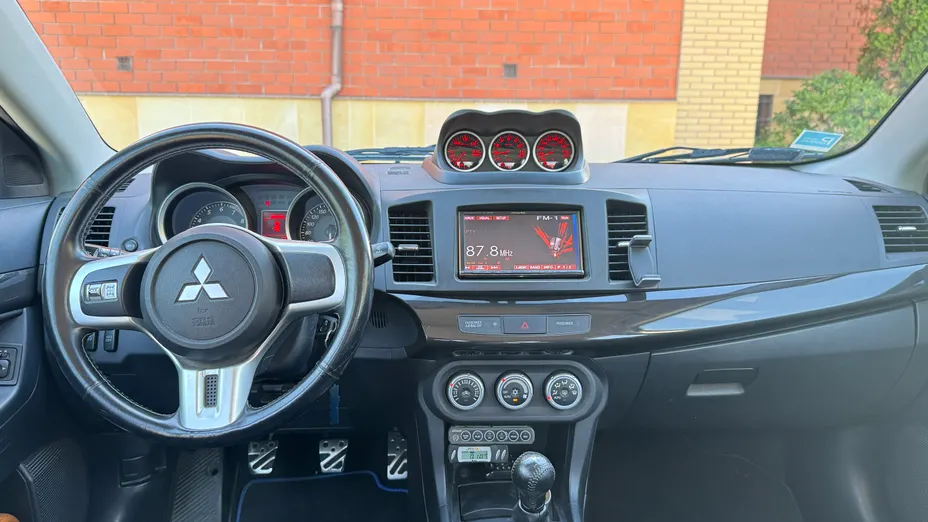 MITSUBISHI Lancer Evolution -