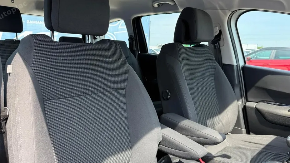 PEUGEOT 5008 -