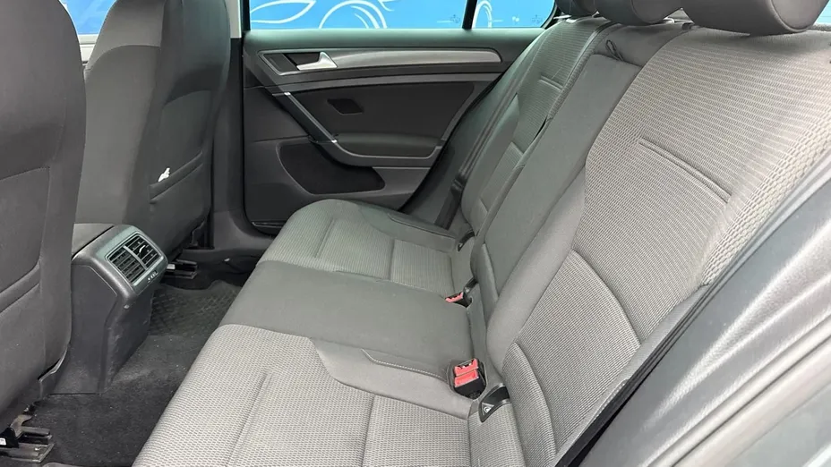 VOLKSWAGEN Golf -