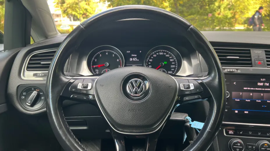 VOLKSWAGEN Golf -