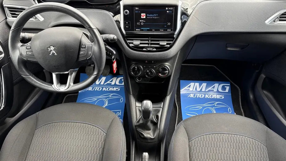 PEUGEOT 208 -