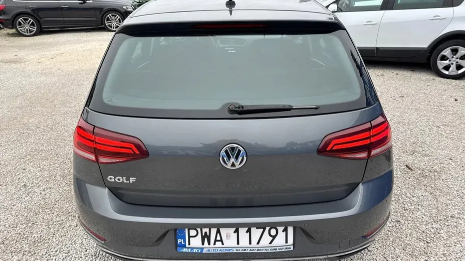 VOLKSWAGEN Golf -