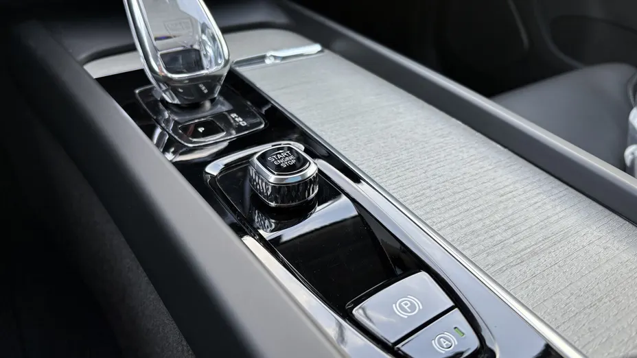 VOLVO XC60 XC60 T8 Plug-In Hybrid AWD Ultra Black Edition aut