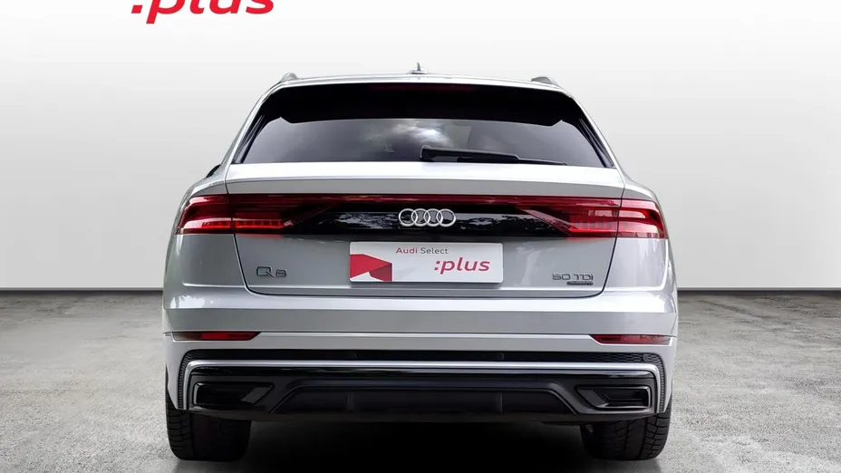 AUDI Q8 -