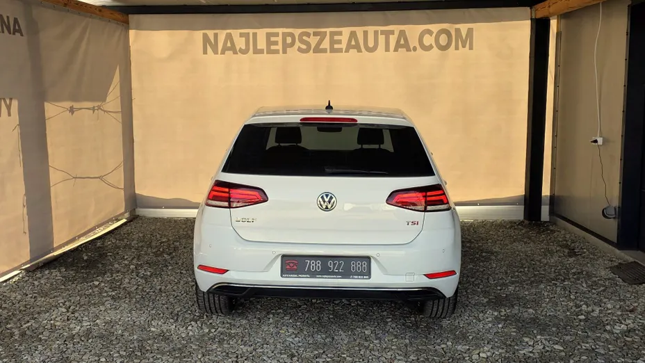VOLKSWAGEN Golf -