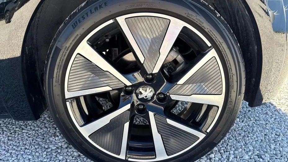 PEUGEOT 208 -