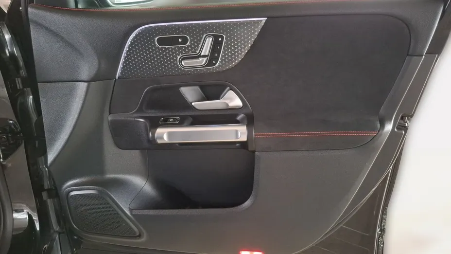 MERCEDES-BENZ GLB GLB 200 mHEV AMG Line 7G-DCT