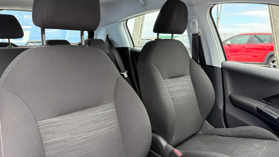 PEUGEOT 208 -