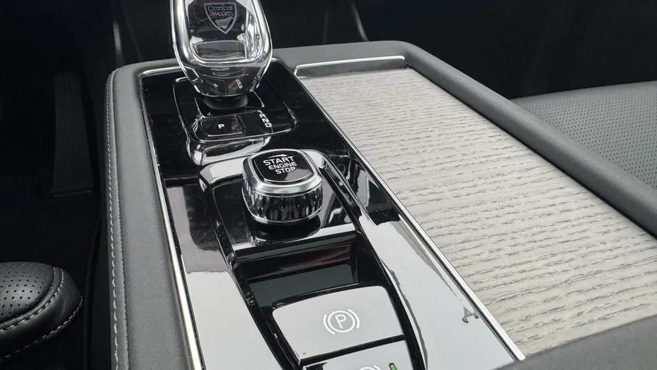 VOLVO XC90 XC90 T8 AWD Plug-In Hybrid Ultra Dark 7os aut