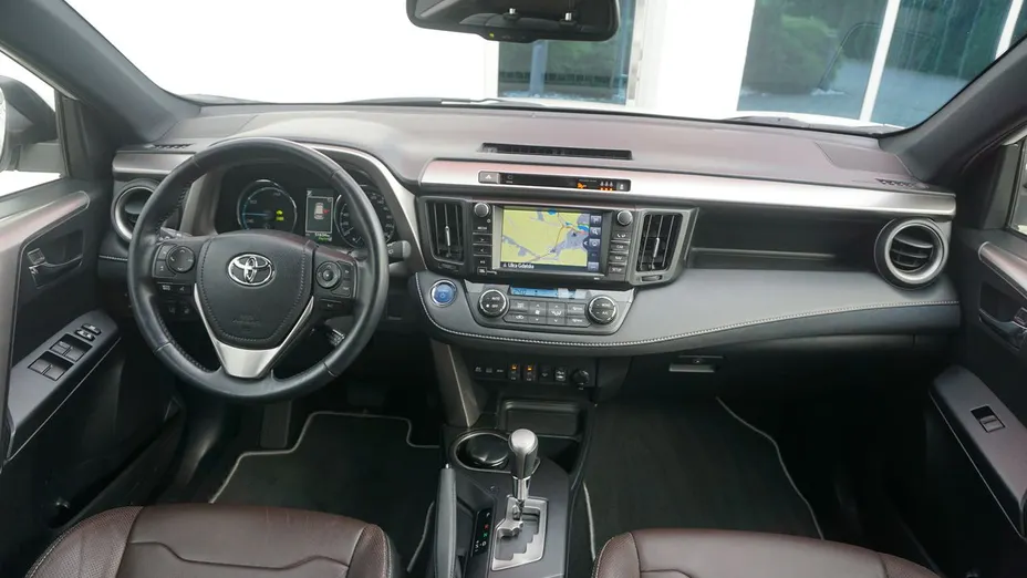 TOYOTA RAV4 -
