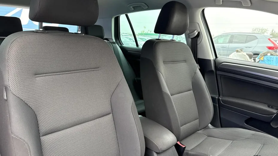 VOLKSWAGEN Golf -