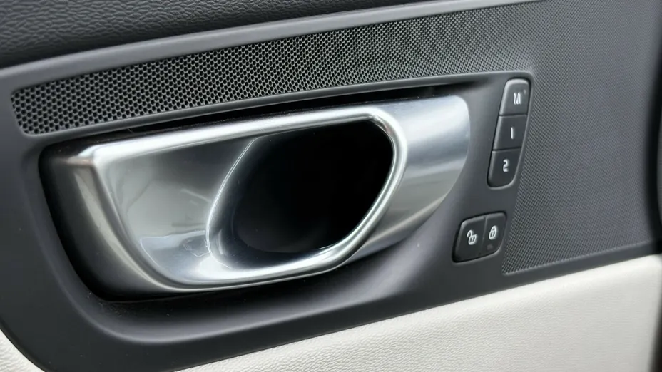 VOLVO XC60 XC60 B4 D Plus Dark aut