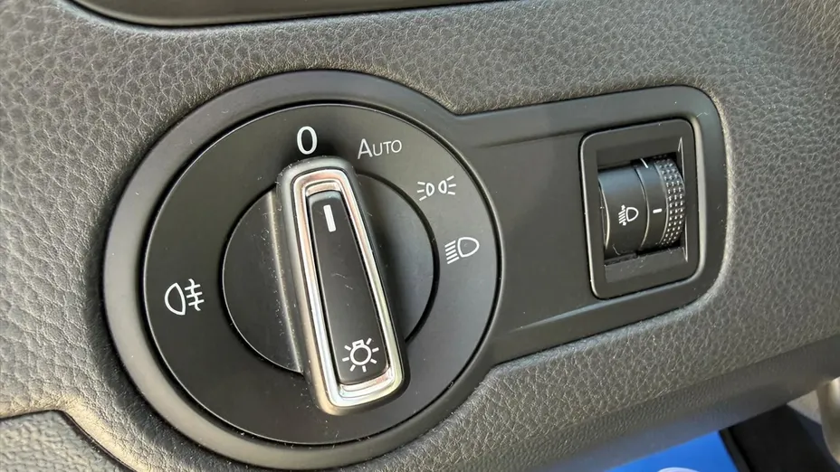 VOLKSWAGEN Polo -